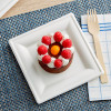 Plato cuadrado de postre de chocolate blanco y frambuesas