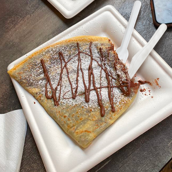 Plato de fibra vegetal para servir crepes de chocolate con cubiertos