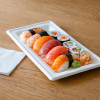Plato rectangular para servir sushi en un restaurante