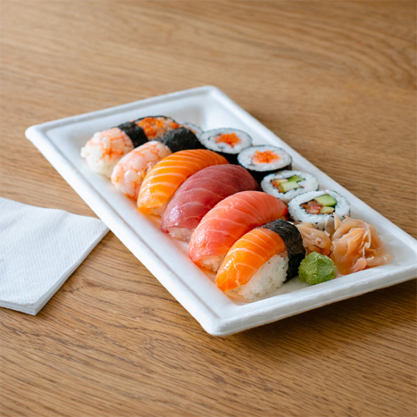 Plato rectangular para servir sushi en un restaurante