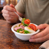 Bol con ensalada de jamón, huevo, lechuga y tomate