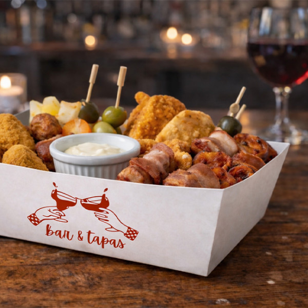 Bandeja blanca personalizada con tapas en un restaurante