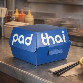 Cajas cuadradas de cartón de colores personalizadas en la cocina de un restaurante
