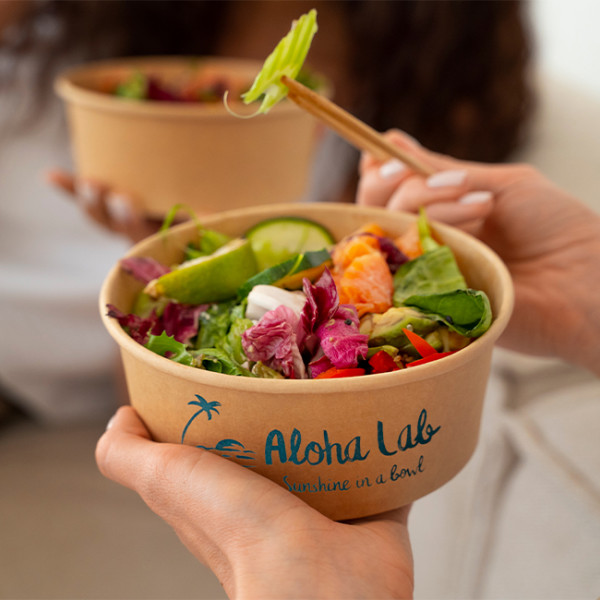 Ensalada para llevar, consumida en cajas de cartón redondas personalizadas con baguette