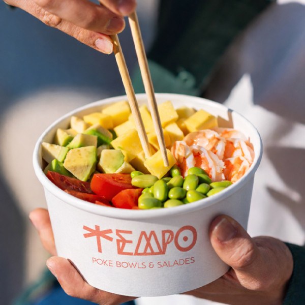 Cajas redondas personalizadas de cartón blanco para ensalada: aguacate, tomate, mango, salmón