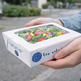 Ensalada para llevar en una caja de cartón personalizada