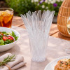 Cuchillo de plástico en una mesa de picnic