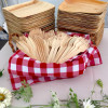 Tenedor de madera en cuenco con mantel a cuadros para servicio de comidas al aire libre