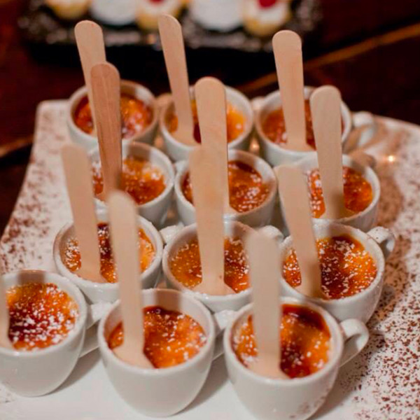 Verrine con mini cuchara para degustación de postres