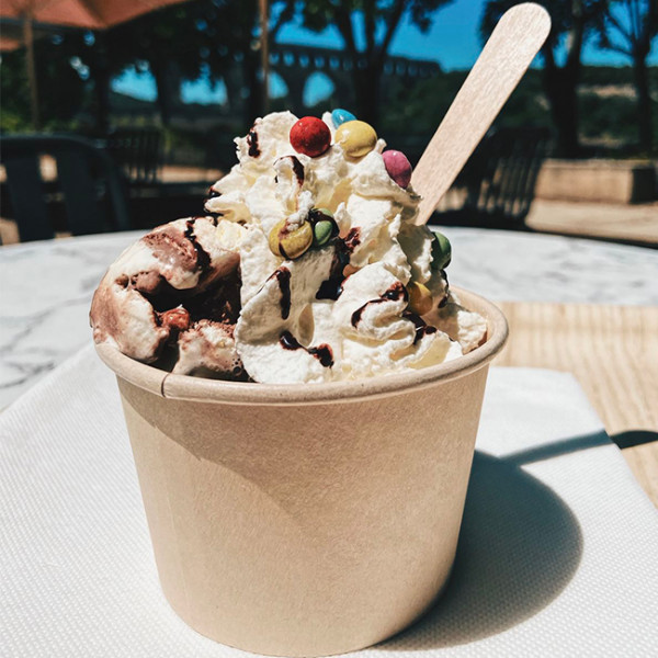 cuchara pequeña de madera para probar el helado