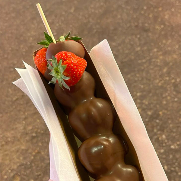 brocheta de fresas cubiertas de chocolate
