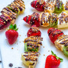 pala de madera con fruta de postre