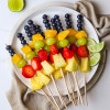 brochetas de frutas de colores