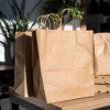 Paquete de bolsas de papel kraft con asas personalizadas