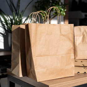 Bolsa de papel kraft marrón con asas retorcidas