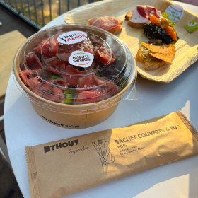 Caja para ensaladas para festivales, de cartón marrón con tapa transparente