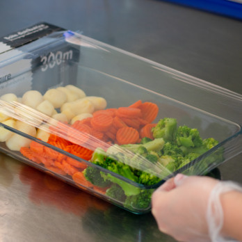 Caja dispensadora de film estirable alimentario de 45 cm x 300 m