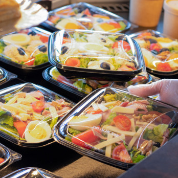 Crudipack Recipiente cuadrado negro para ensalada de 750 ml con tapa de PET