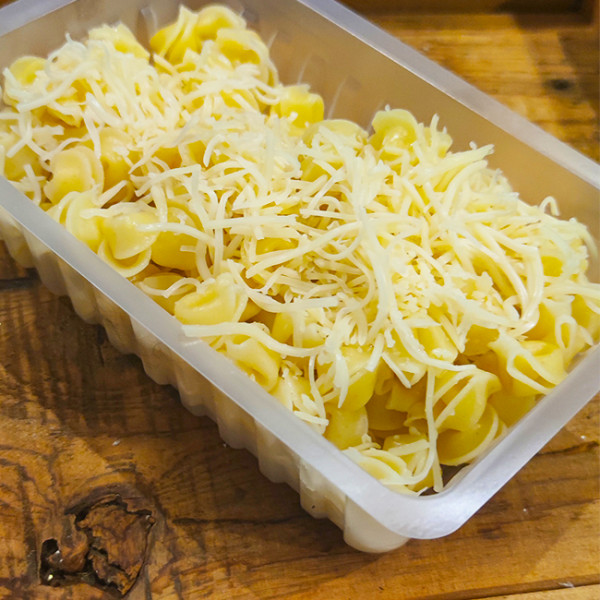 Cajas y cuencos de plástico para comida de varios tamaños.