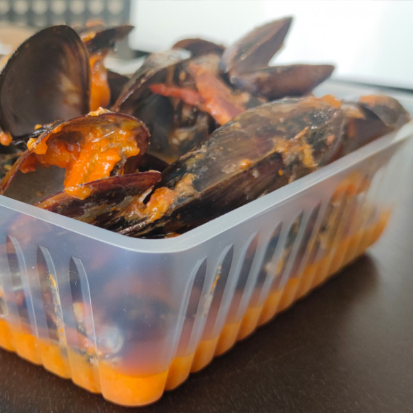 Envases de plástico para alimentos de distintos tamaños y formas.