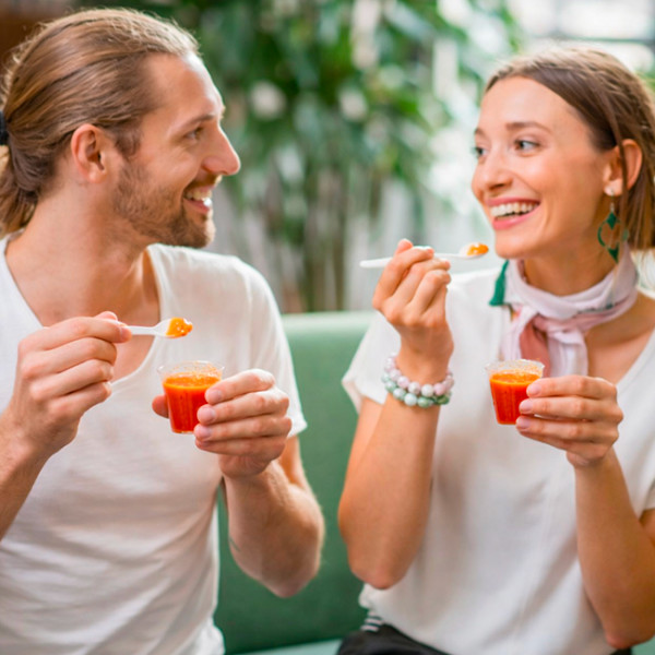 Persona que come verrine con cucharas pequeñas