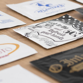 Toallita refrescante personalizada 6 x 8 cm - Bolsa blanca - Impresión hasta 3 colores