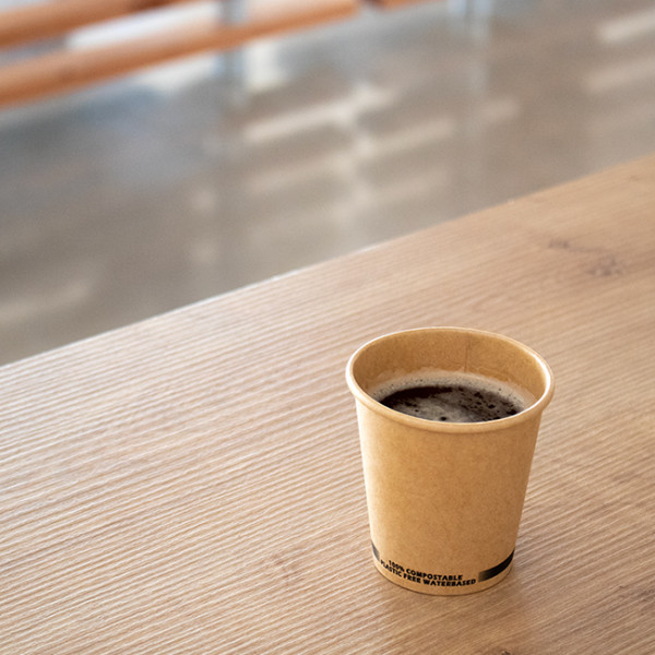 Vaso de papel kraft de 18 cl con café