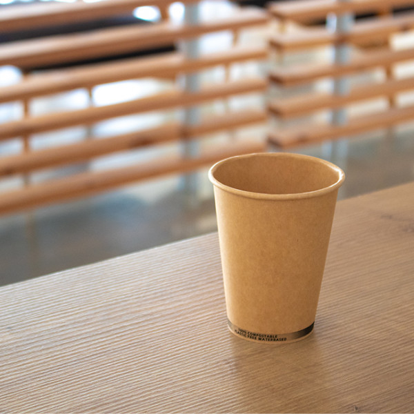 vaso de cartón con agua sobre una mesa