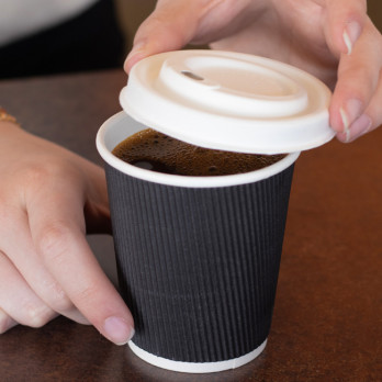 Vasos de papel negros de triple pared