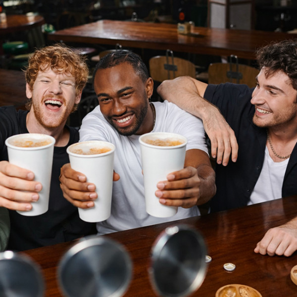 grupo de amigos en el bar bebiendo cervezas en vasos en el autocar