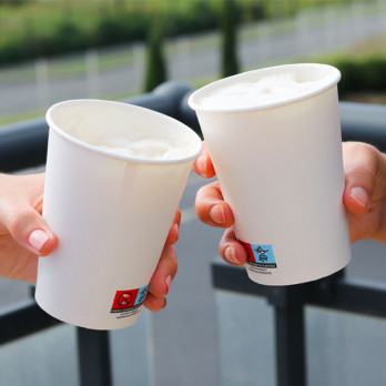 Vasos de papel blanco de pared simple