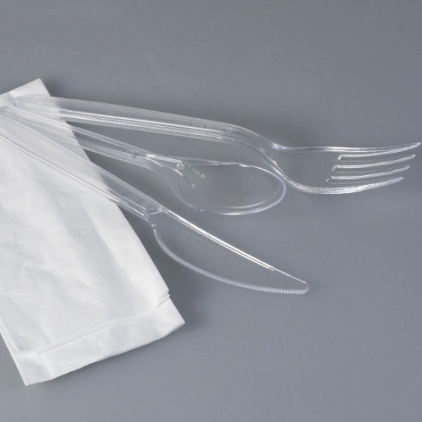 Set de cubiertos reutilizables 4 en 1 con tenedor, cuchillo, cuchara de postre y servilleta blanca en una bolsa individual