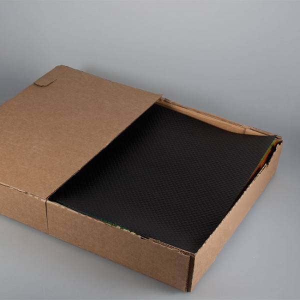 Mantel individual de papel negro en caja dispensadora