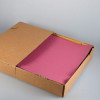 Mantel individual de papel fucsia en caja dispensadora