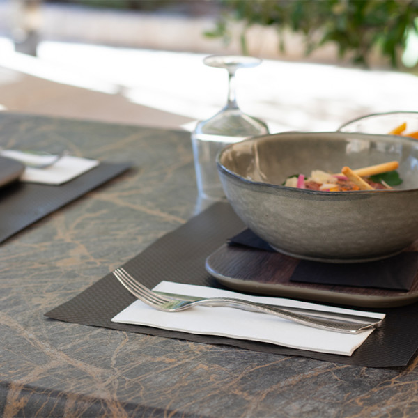 Mantel individual de papel negro desechable para mesas de terraza de restaurante