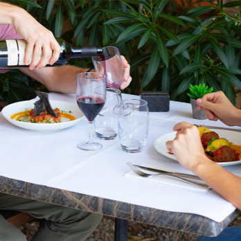 Mantel de papel gofrado blanco 70 x 70 cm