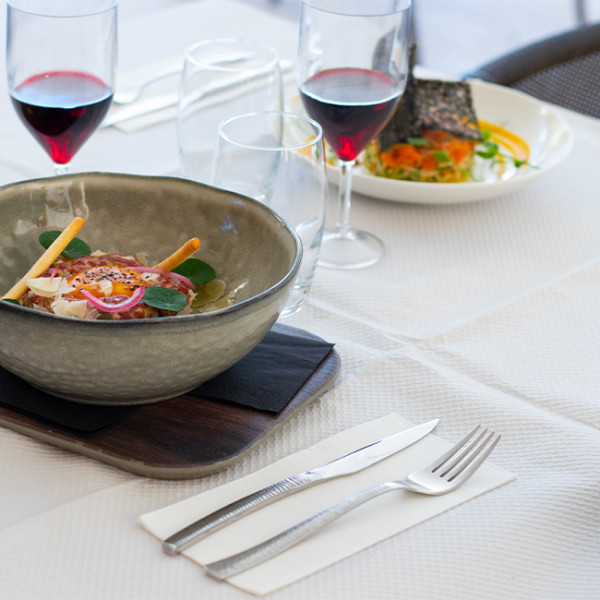 Mantel de papel blanco gofrado 80x120cm para una decoración de mesa elegante