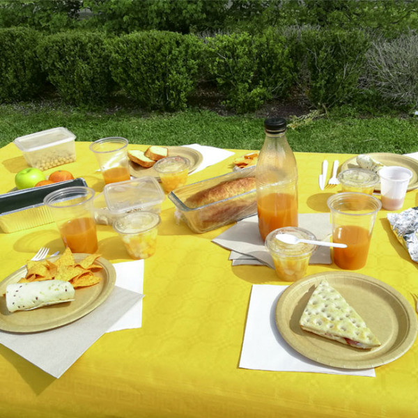 Rollo de mantel de papel amarillo para las comidas