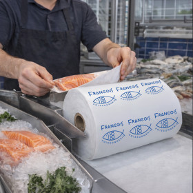 Pescadero que envuelve el pescado en rollos de papel termosellable personalizados con su logotipo