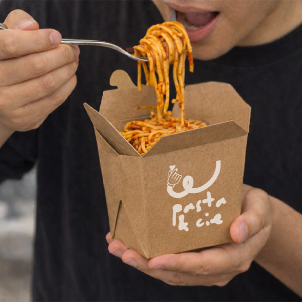 Hombre comiendo pasta en un tarro de cartón kraft personalizado