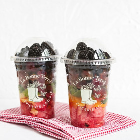 Tarros de plástico personalizados para degustar fruta local: moras, uvas, kiwis, melocotones, fresas, etc.