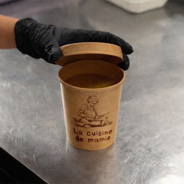 Envasado de sopa en una sopera personalizada con tapa para llevar