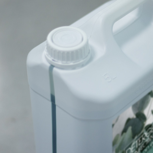 Lata de 5 L de detergente desinfectante virucida