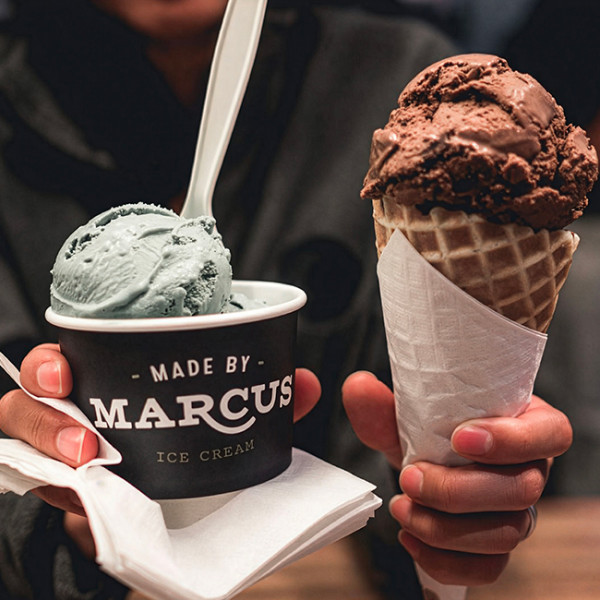 Tarrina de helado personalizada con el nombre del heladero y cucurucho de helado con helado de chocolate