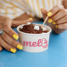 Tarrina de helado personalizada con helado de chocolate y mini malvaviscos