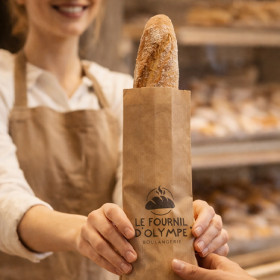 Panadería que vende una baguette tradicional en una bolsa kraft personalizada