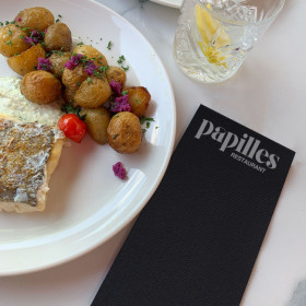 Restaurante con platos y servilletas personalizados: arte en la mesa decoración de restaurantes