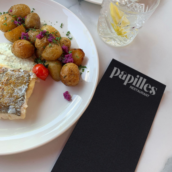 Restaurante con platos y servilletas personalizados: arte en la mesa decoración de restaurantes