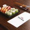 Servilleta blanca doblada personalizable en un restaurante de sushi