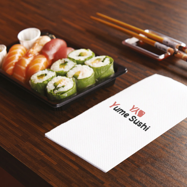 Servilleta blanca doblada personalizable en un restaurante de sushi